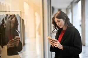 vrouw met smartphone